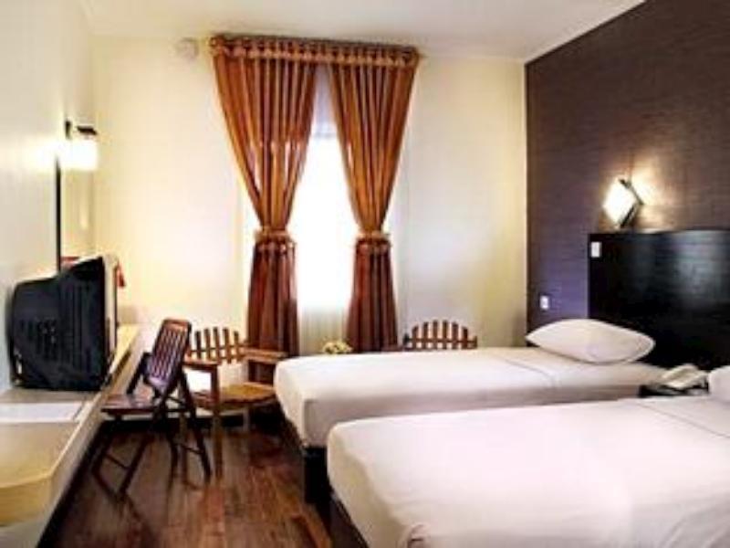 Mervit Hotel Padang  Exterior photo